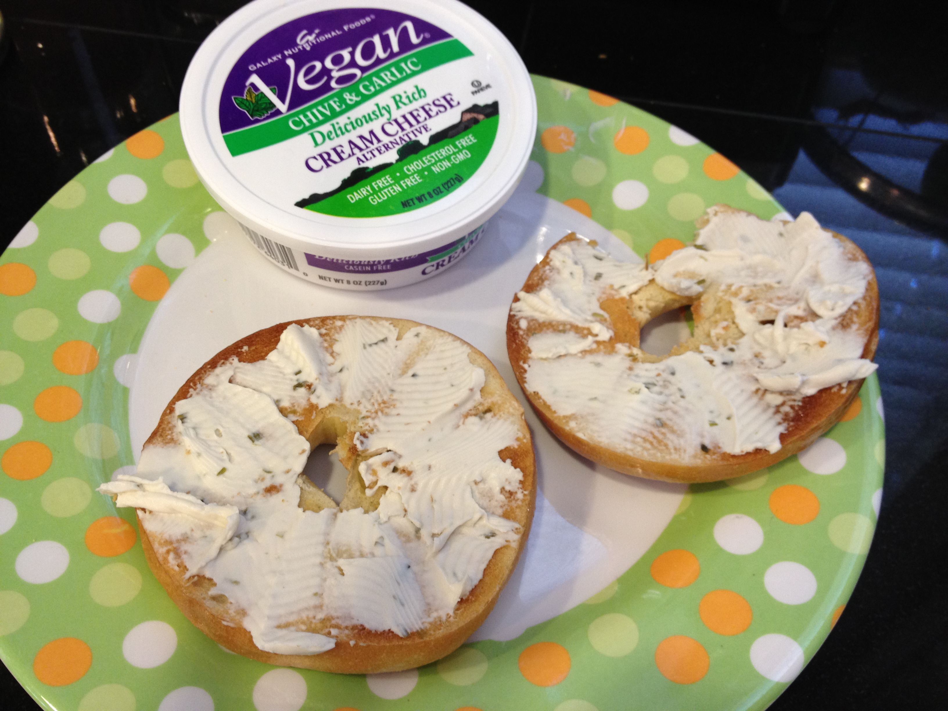 Крем чиз можно хранить в холодильнике. Solio Vegan Cream Cheese. Крем чиз Sabah. Сыр крем чиз. Крем сыр Веганский.